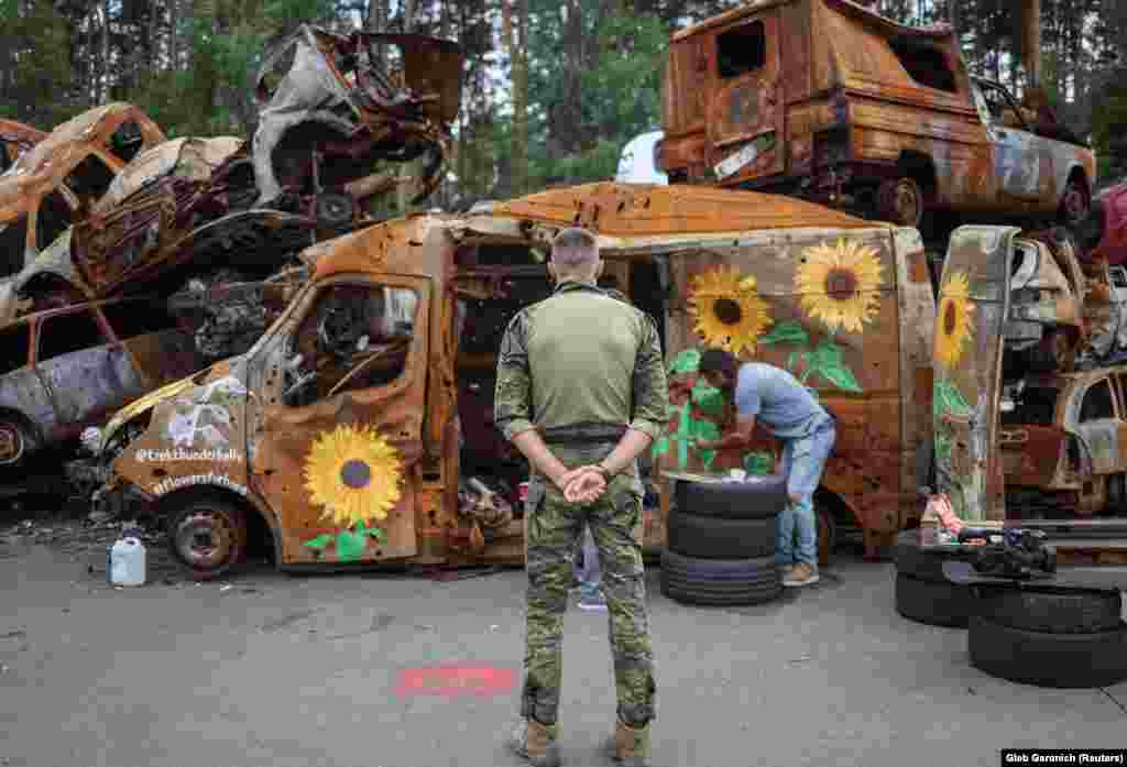 Trek Kelly, un muralist din Los Angeles, și Olena Yanko, o artistă ucraineană implicată în proiect, spun că respectă îngrijorările, dar speră că locul va deveni unul de reflecție. &bdquo;Da, sunt oameni care nu ne-au înțeles. Ei cred că noi dansăm pe mormintele celor care au murit&rdquo;, spune Yanko. &bdquo;Dar noi vrem să arătăm că... viața va merge mai departe. Vom învinge [războiul] și putem învinge inamicul, fie că este cu o pensulă sau cu arme&rdquo;.