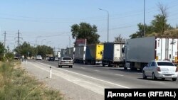 Очередь за дизельным топливом перед автозаправочной станцией в Шымкенте. 23 августа 2022 года