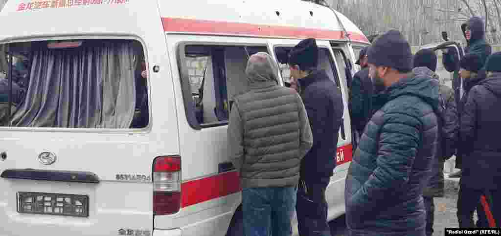Дар натиҷаи ҳамла ба ин мошини ёрии таъҷилӣ ронандаи он ва маъмури тиббӣ ба ҳалокат расид. 