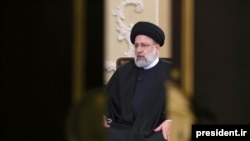 „Polažemo nade u istok, zapad, sever i jug naše zemlje i nikada nismo imali bilo kakvu nadu u Beč i Njujork“, rekao je predsednik Irana Ebrahim Raisi u televizijskom govoru povodom 43. godišnjice Islamske revolucije u Iranu 1979. godine.