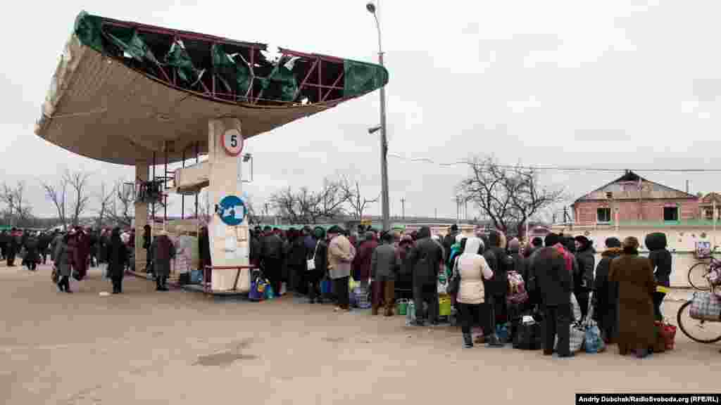 Режим роботи КПВВ «Станиця Луганська» у світлий час доби. З 07:00 до 16:00