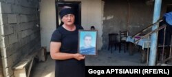 თამარ ქობულაშვილი გარდაცვლილი შვილის სურათით
