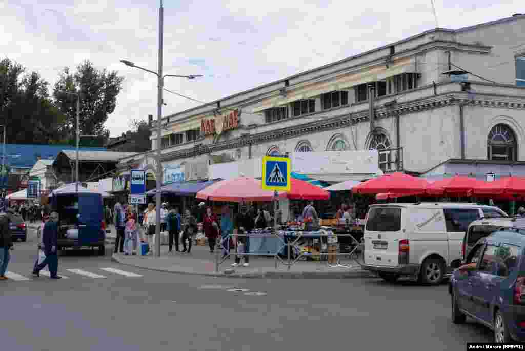 Piața Centrală, cunoscută anterior sub denumirea de Центральный рынок (Țentral'nîi rînok) până în 1991, este cea mai mare și mai aglomerată piață agroalimentară din Chișinău. Aceasta se întinde pe un cartier rectangular, format din două sectoare ale capitalei, fiind delimitată de străzile Armenească, Mitropolit Varlaam și Tighina. Piața are o suprafață totală de 3,5 hectare. În imagini hala de carne în anii 60 și în prezent. 