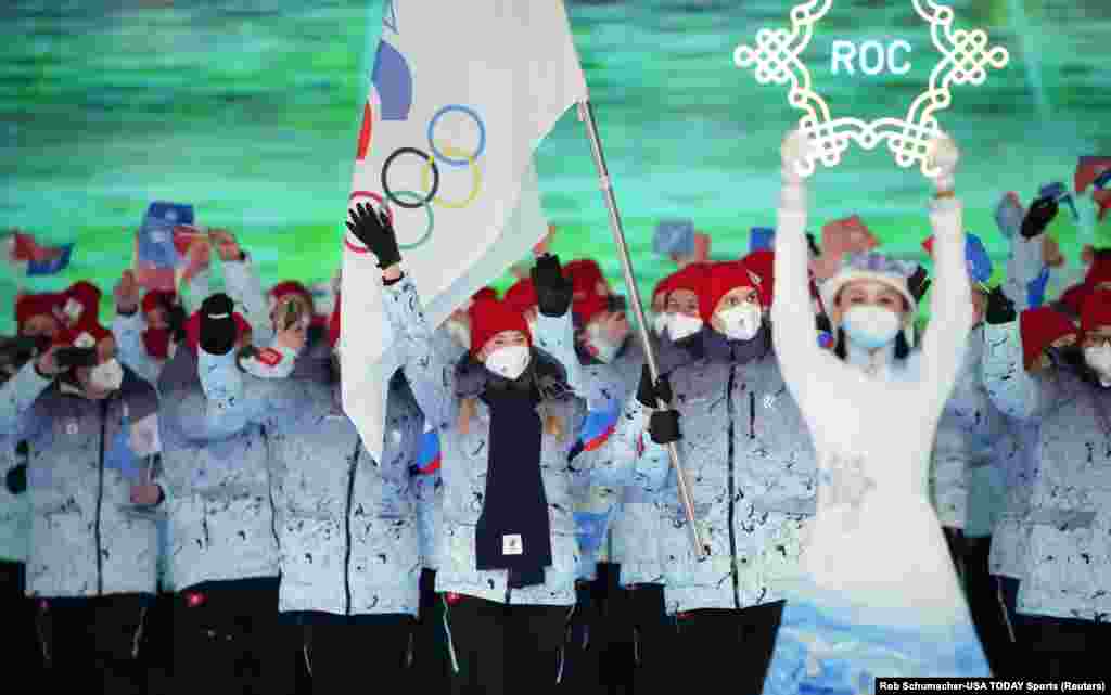 Россия представлена на Играх без государственных флага и гимна. Спортсмены этой страны участвуют от имени Олимпийского комитета России. Такое взыскание было наложено после того, как российские власти были обвинены в подготовке и поддержке масштабной программы применения допинга. Скандал разразился в 2015 году. С тех пор множество изобличенных в применении запрещенных препаратов спортсменов вернули завоеванные олимпийские награды. 