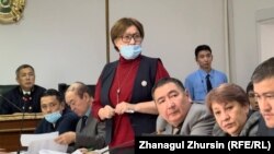 Адвокат Күләш Манько Қаңтар оқиғасына байланысты 18 адамның сотында сұрақ қойып тұр. Ақтөбе, 19 қазан 2022 жыл.
