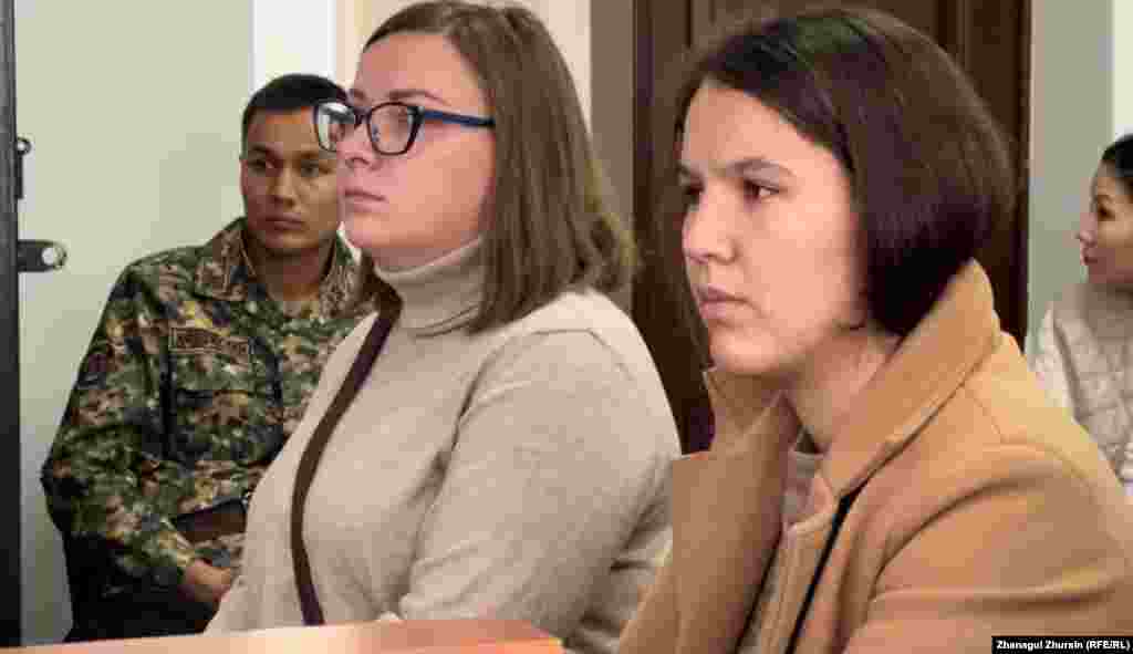 Жена обвиняемого в связи с Январскими событиями Нурсултана Исаева Аида Хазеева (справа) 