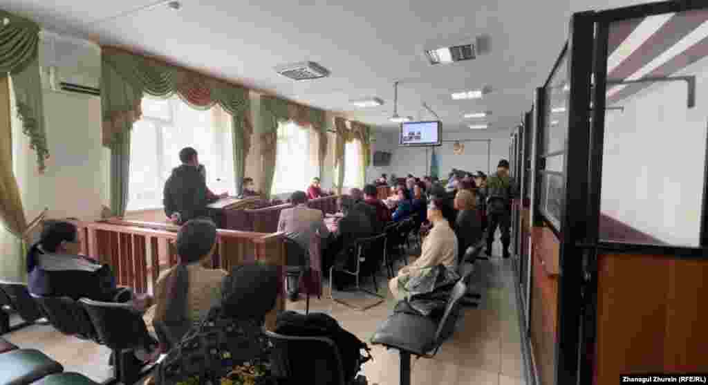 По словам получившего ожог ноги полицейского Жармагамбетова, силовики для разгона протеста, который вылился в беспорядки, применили спецсредства. Один из участников акции поднял брошенную в сторону протестующих дымовую шашку и кинул ее в полицейских. «Я не видео его лицо. Никого из подсудимых не знаю», — сказал в суде Жармагамбетов 
