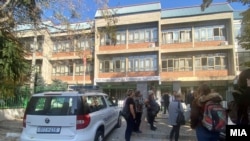 Полиција пред средно училиште по лажна дојава за поставена бомба