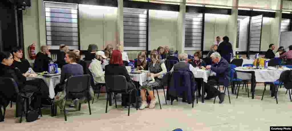 Seder je hebrejska riječ koja znači red, a Seder večera je praznična, obredna večera, na kojoj se molitve, čitanje Hagade i svi drugi običaji obavljaju po strogo utvrđenom redu. I hrana se servira na "Kearat Seder", to je veliki tanjur na kojem je postavljeno sve što je potrebno za jelo tokom večere.