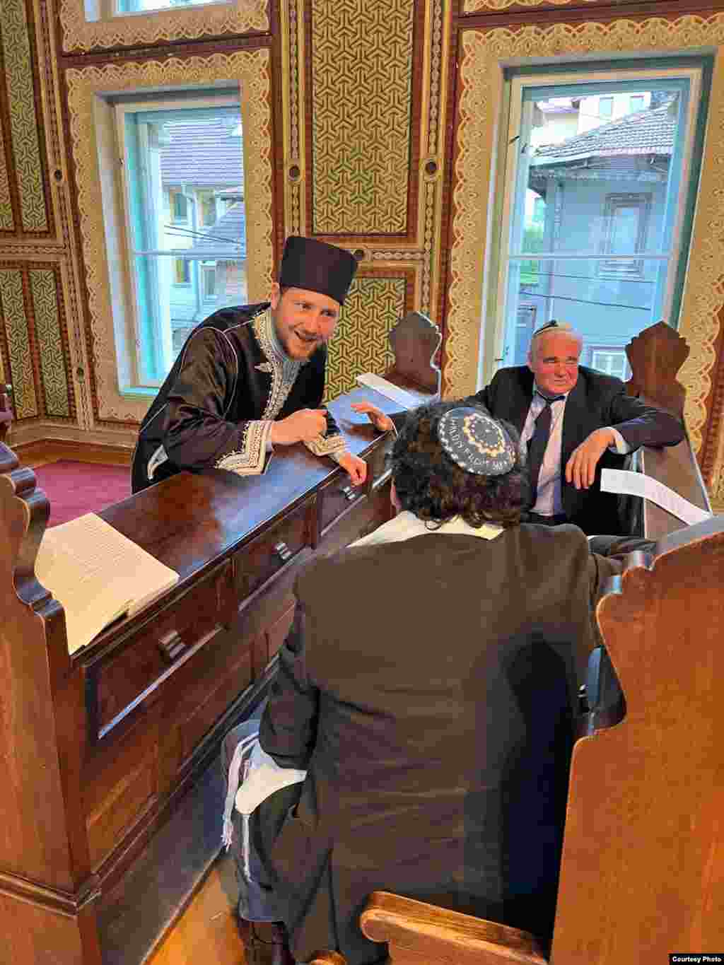 Od 15. do 23. aprila obilježen je i jevrejski praznik Pesah. Slavlje započinje Seder večeraom i čitanjem Hagade. Pesah je obilježen u Sinagogi u Sarajevu. 