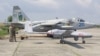O dronă turcească Bayraktar TB-2, alături de o aeronavă de luptă Sukhoi-25 ce aparține forțelor aeriene ucrainene.