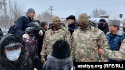 Аким Западно-Казахстанской области Гали Искалиев (в центре, за солдатами) появился на митинге в окружении спецназа. Уральск, 4 января 2022 года