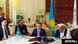 د طالبانو د حکومت او قزاقستان د سوداګرۍ وزیران په یوه ګډه غونډه کې - ارشیف