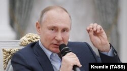 Рускиот претседател Владимир Путин зборува за време на состанокот со учесниците на националната волонтерска кампања „Ние сме заедно“ во Кремљ, Москва, 4 март 2021 година