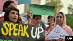 په پاکستان کې په تېرو کلونو کې پر ماشومانو د تېري پېښو ضد مظاهرې او لاریونونه هم شوي دي - پخوانی انځور.