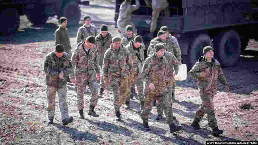 Українські військові обирали головнокомандувача на польовій виборчій дільниці поблизу передових позицій ЗСУ в Станиці Луганській. Військових привозили до дільниці невеликими групами, аби не зменшувати боєздатність передових позицій