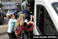 Неизвестни хора задържат насилствено опозиционния политик Павал Севяринец близо до дома му на 7 юни.