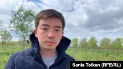 Гражданский активист Алимжан Избасаров во время беседы с репортером после получения повестки о призыве на срочную воинскую службу. Нур-Султан, 23 мая 2019 года.
