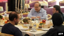 برند اربل، رو به رو، در کنار مارکوس هلویگ و ینس کخ دو خبرنگار آلمانی پس از آزادی
