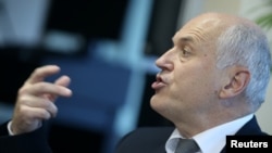 Najvažnija odluka Valentina Inzka (na fotogafiji, 12. decembar 2016.), koja se smatra i najkontroverznijom je suspenzija odluke Centralne izborne komisije BiH o legalnosti uspostave vlasti u entitetu Federacija BiH od 27. marta 2011., nakon Općih izbora održanih u oktobru 2010.