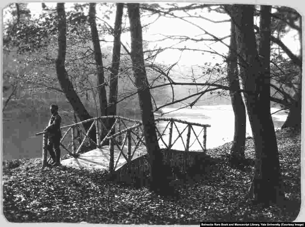 Pešački most u Spali, u Poljskoj. Tokom boravka carske porodice u ovom mestu 1912. godine carević Aleksej je pao dok je skakao u čamac i zaradio modricu na butini, što je izazvalo unutrašnje krvarenje koje je prestolonaslednika dovelo na rub smrti. 
