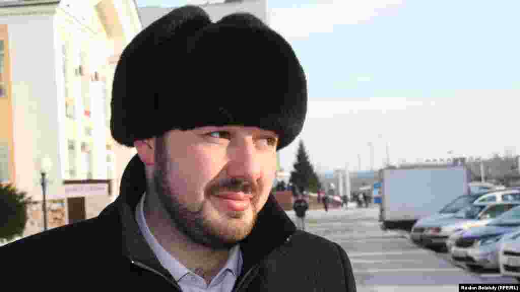 Директор по транспорту компании "Астана LRT" Рустам Халилиев говорит, что целью введения платной паркови является увеличение мест на стоянке за счет сокращения тех автомобилей, которые обычно стоят там длительное время. 