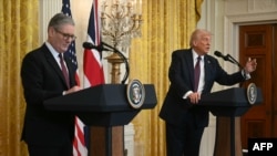 Американскиот претседател Доналд Трамп одржува прес-конференција со британскиот премиер Кир Стармер во Белата куќа во Вашингтон, 27 февруари 2025 година