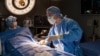 Angioplastia - procedura realizată de cardiologul intervenționist prin care se repară vasul de sânge astupat / blocat, în majoritatea cazurilor prin implant de stent - poate fi salvatoare pentru pacienții care suferă infarct de miocard. Imagine ilustrativă.