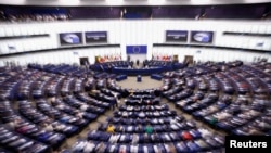 Parlamentul European rezultat din alegerile din iunie s-a reunit în prima sa ședință plenară, la Strasbourg.