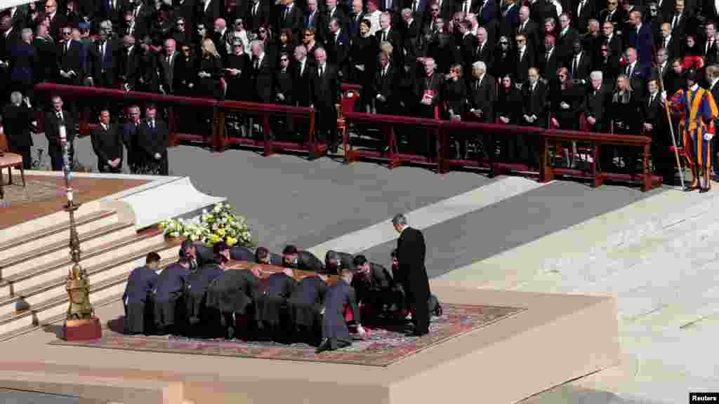 Purtătorii de sicriu așează sicriul Papei Francisc în Piața Sfântul Petru, la Vatican.