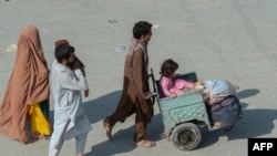پر تورخم دروازه دواړو غاړو ته د تېرېدونکو وګړو سامانونه په وړوکې رېړۍ کې وړل کېږي 