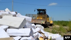 Բուլդոզերը ոչնչացնում է Ռուսաստան ներկրված պանիրը, 6-ը օգոստոսի, 2015թ.