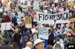 Demonstranți la protestul „Hands Off!” împotriva președintelui SUA Donald Trump și a lui Elon Musk, în Washington, DC, la 5 aprilie 2025.