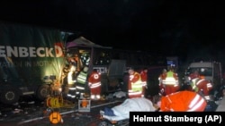 Spasilački timovi na licu mjesta gdje se autobus sudario sa dva kamiona u blizini Beča, 22. februara 2010.