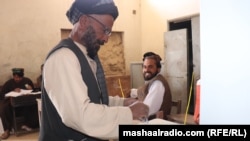 په پشين کې يو سړی خپله رايه اچوي