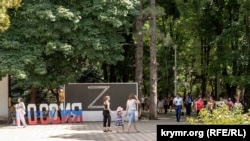 Міжнародний день захисту дітей у Сімферополі на тлі Z-символу повномасштабної війни Росії проти України, 1 червня 2022 року