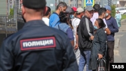 Аялдамада турган мигранттар. Красноярск, Орусия.