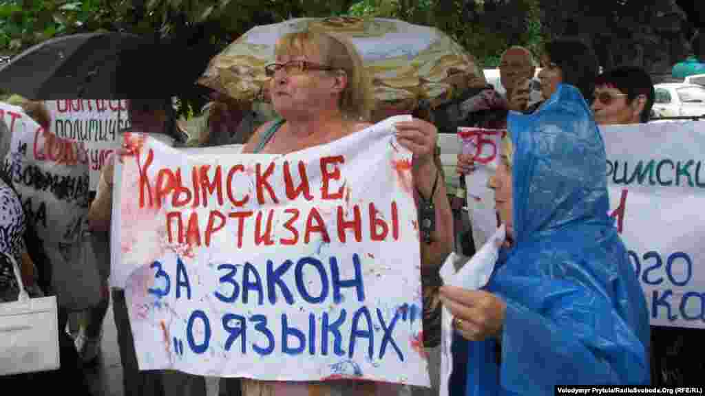Прихильники «регіоналів» плювалися і кидалися яйцями, одне з яких потрапило в журналіста місцевої газети