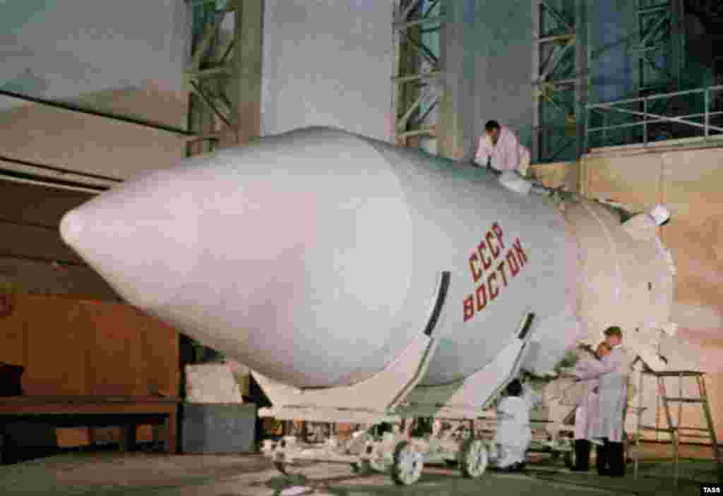 Последние приготовления ракеты «Восток», на которой в 1961 году полетел в космос Юрий Гагарин. С Байконура было проведено множество исторических запусков: первый спутник – в октябре 1957 года, первая собака – в ноябре 1957-го, первый человек в космосе –в 1961 году, первая женщина в космосе – в 1963 году