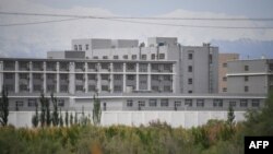 Шыңжаңдағы "қайта саяси тәрбиелеу лагерьлерінің" бірі. Маусым айы, 2019 жыл.