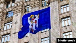 Зокрема, учасники вимагали від Київради ухвалити проект рішення про надання додаткового оборонного статусу всім історичним будівлям старше 100 років