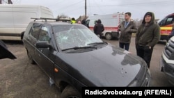 У цьому автомобілі від осколкових поранень загинула жінка. Її чоловік разом дітьми їхали за покупками на ринок. У старшого сина був день народження. Раніше чоловік поховав першу дружину в окупованому Херсоні. Кривий Ріг, 17 січня 2025 року