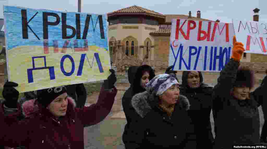 Десятки тысяч крымских женщин по всему Крыму вышли на акции против войны, за мир и единство Украины 8 марта 2014 года. 