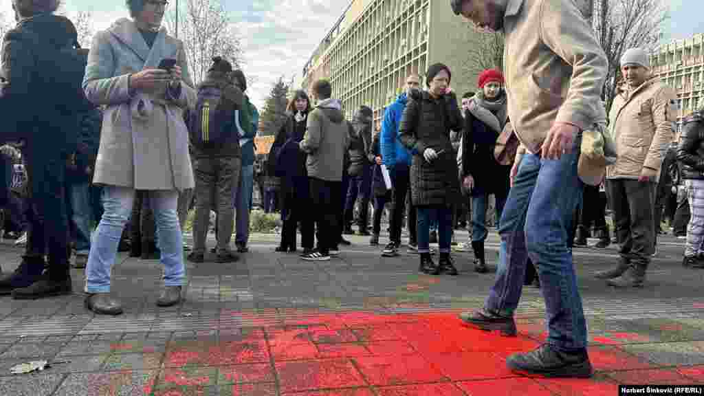 A diákok Szerbia-szerte blokkolják a bejutást mintegy negyven egyetemi karra, hetek óta elmaradt a tanítás. A tüntetők a kormány korrupcióját és nepotizmusát okolják a balesetért, ami hanyag építkezéshez és karbantartáshoz vezetett. Az Újvidéki Egyetem rektorátusának épülete előtt is több százan gyűltek össze, hogy követeljék az érintettek felelősségre vonását