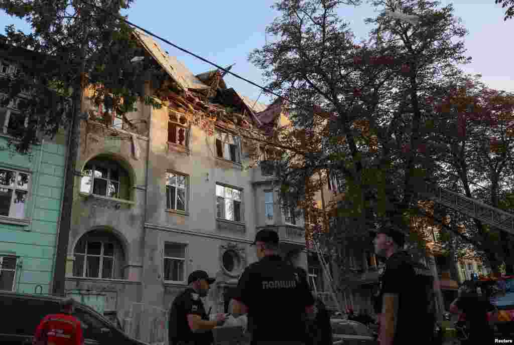 Пошкодження отримали і всі будинки поблизу місця влучення російських ракет. Правоохоронці документують деталі російського воєнного злочину. 