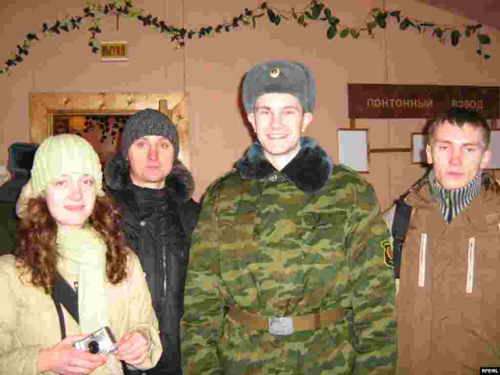 Зьміцер Жалезьнічэнка ў казарме разам з дэмакратычнымі актывістамі, якія прыехалі да яго ў адведкі, 11 лютага