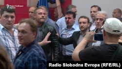 Демонстрантите тепаа пратеници од владејачкото мнозинство откако упаднаа во Собранието на 27 април