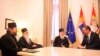 Predsednik Srbije Aleksandar Vučić tokom susreta sa pratrijarhom SPC Irinejom, u Beogradu, 2. decembra 2019. 