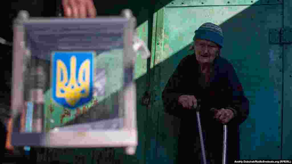 Другий тур президентських виборів – голосування вдома, прифронтове селище Новотроїцьке, що на Донеччині, 21 квітня 2019 року