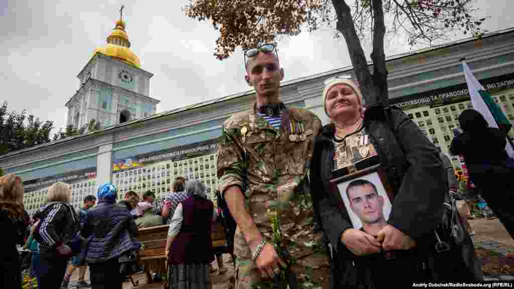 Боевой побратим Игорь Шемочек и Надежда – мать погибшего Максима Харченко, воина 42-го батальона территориальной обороны «Рух Опору» из добровольцев Кировоградской области. Парень погиб в Иловайском котле